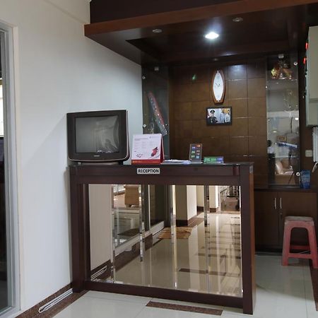 Reddoorz Plus Near Ambassador Mall Dżakarta Zewnętrze zdjęcie